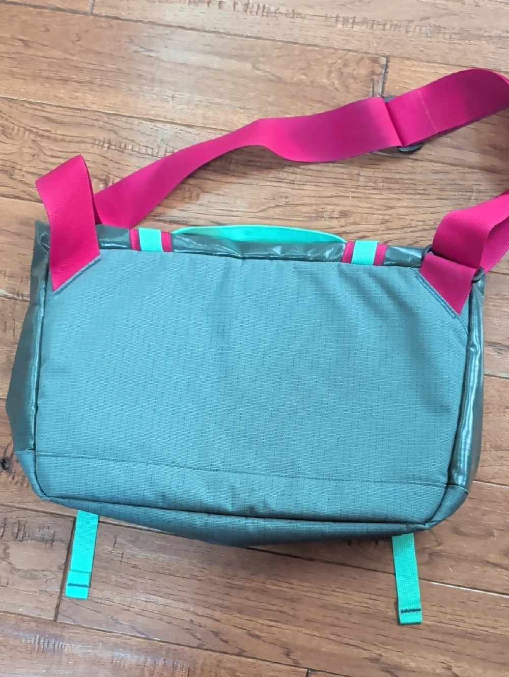 Patagonia Black Hole Mini 12L Teal Messenger Bag with Fuchsia Straps